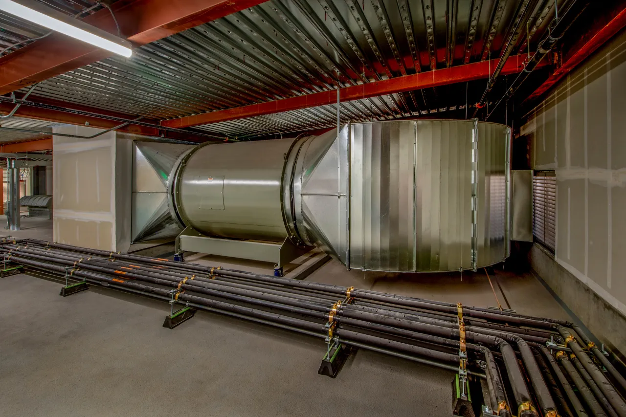 Unità di ventilazione industriale con condotti e tubazioni