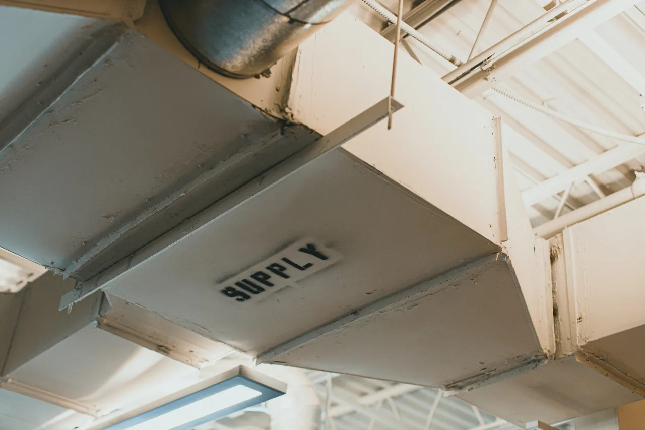 Condotto industriale con scritta Supply sul soffitto