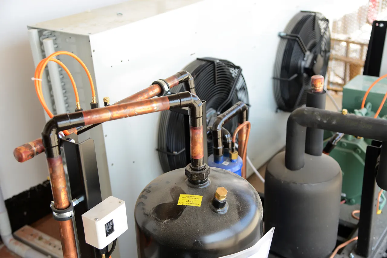 Impianto di refrigerazione con tubi in rame e ventilatori