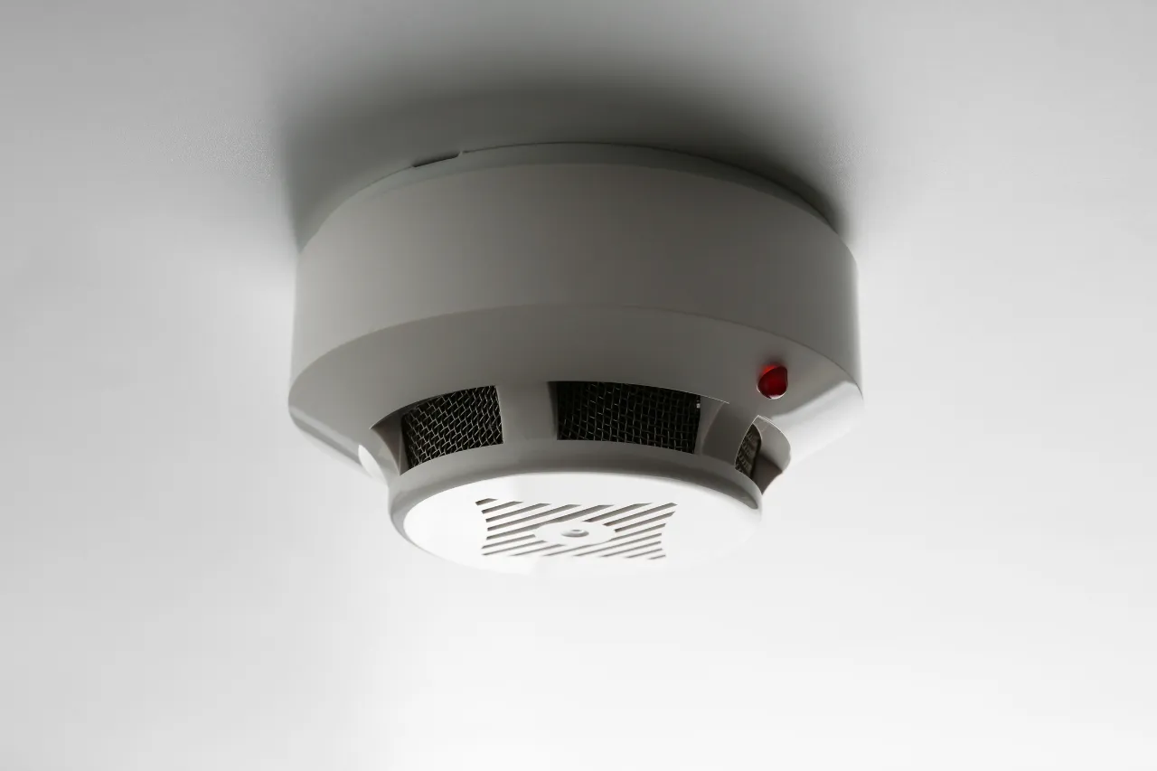 Rilevatore di fumo bianco montato sul soffitto