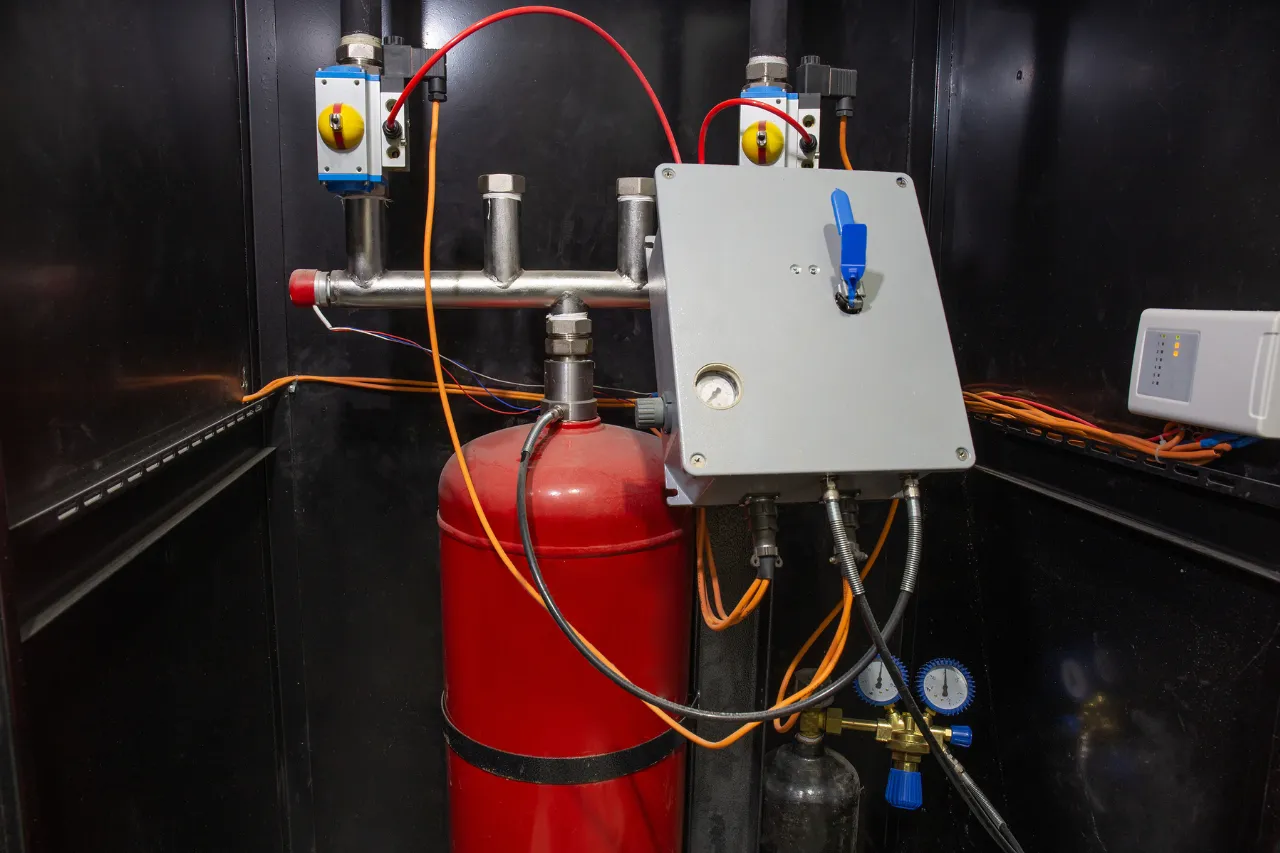 Impianto antincendio con serbatoio rosso e quadro di controllo