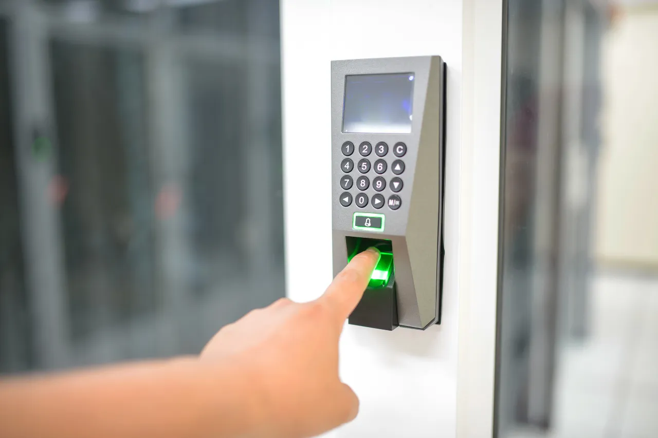 Accesso con impronta digitale su lettore biometrico