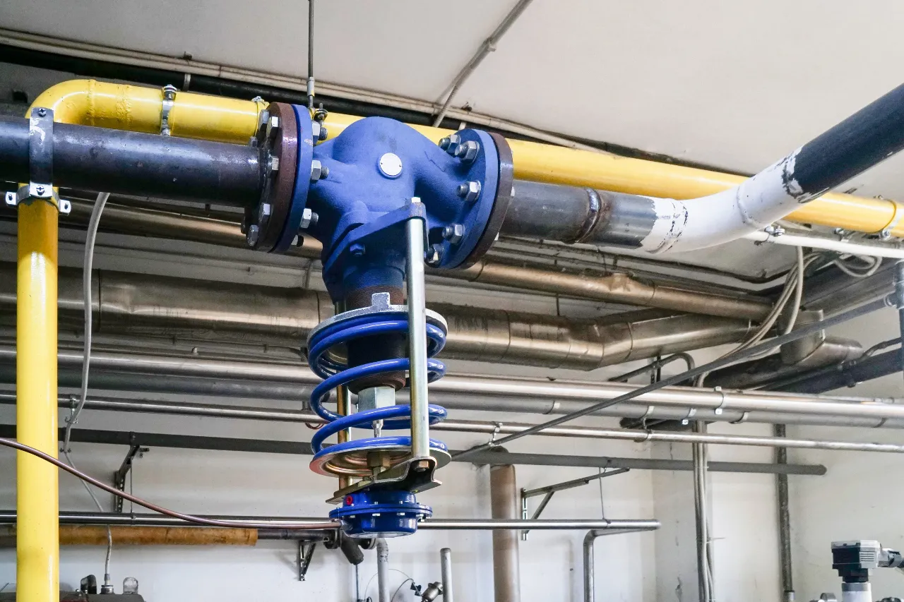 Valvola di controllo blu su tubazioni industriali