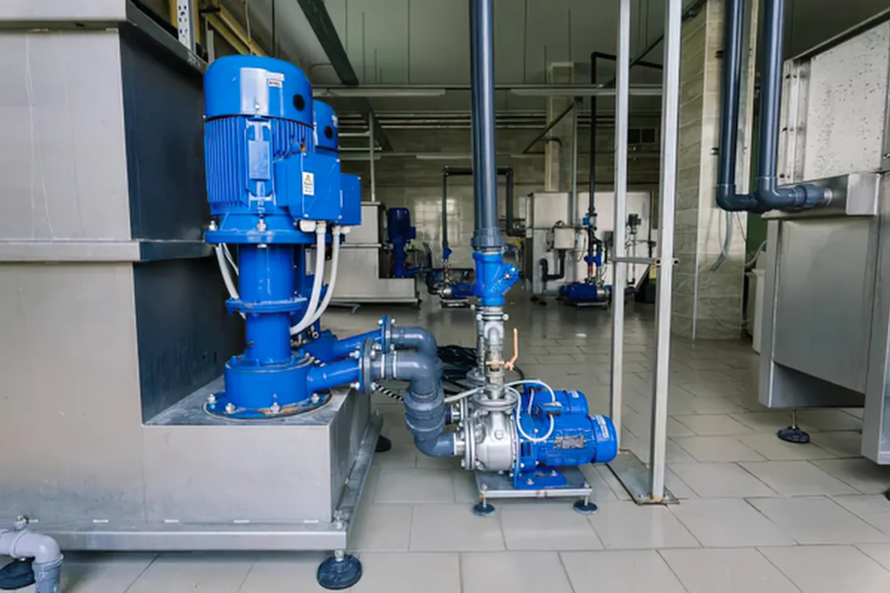 Pompe industriali blu in sala impianto idraulico