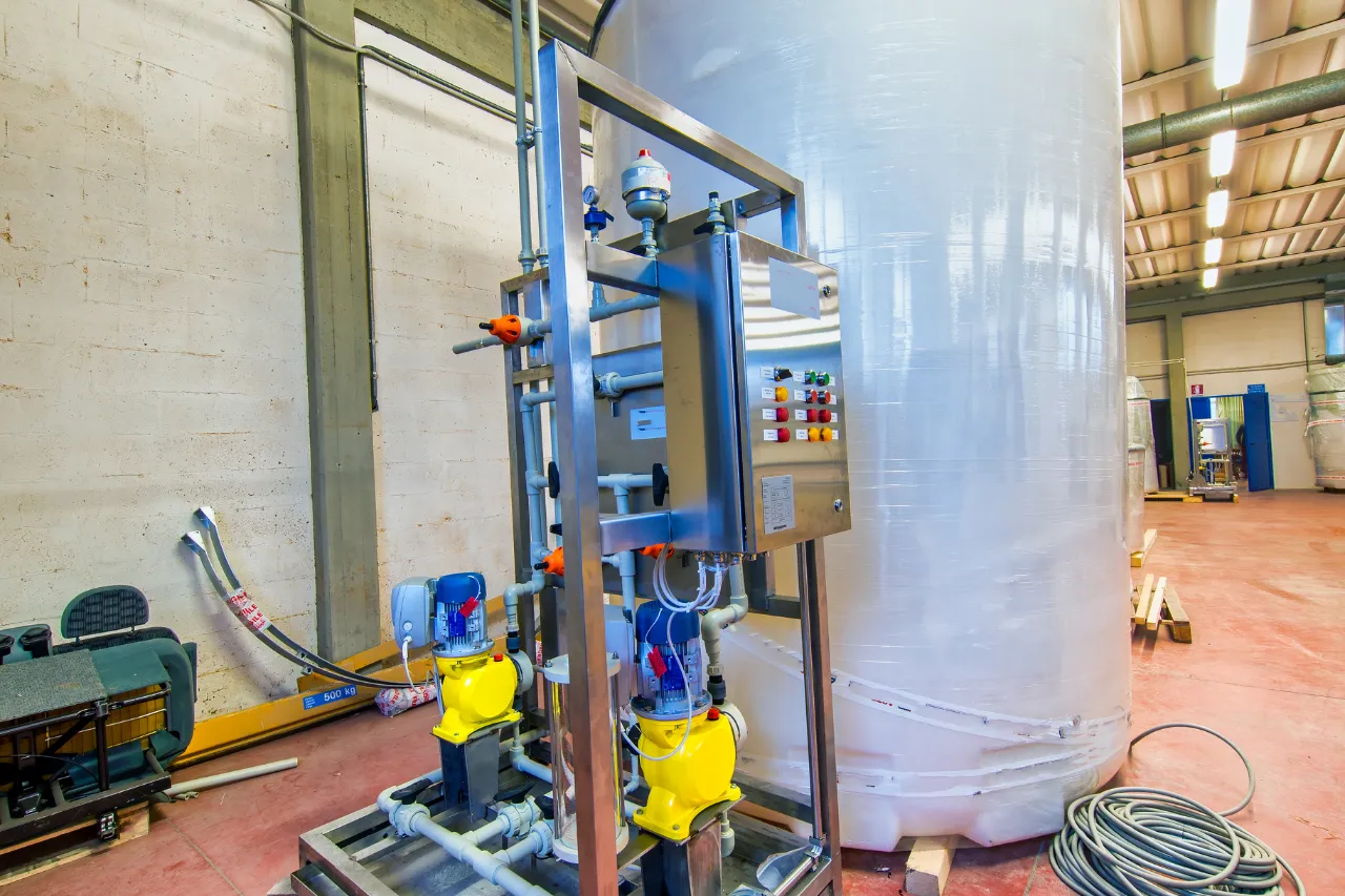 Serbatoio industriale con pompe e quadro di controllo