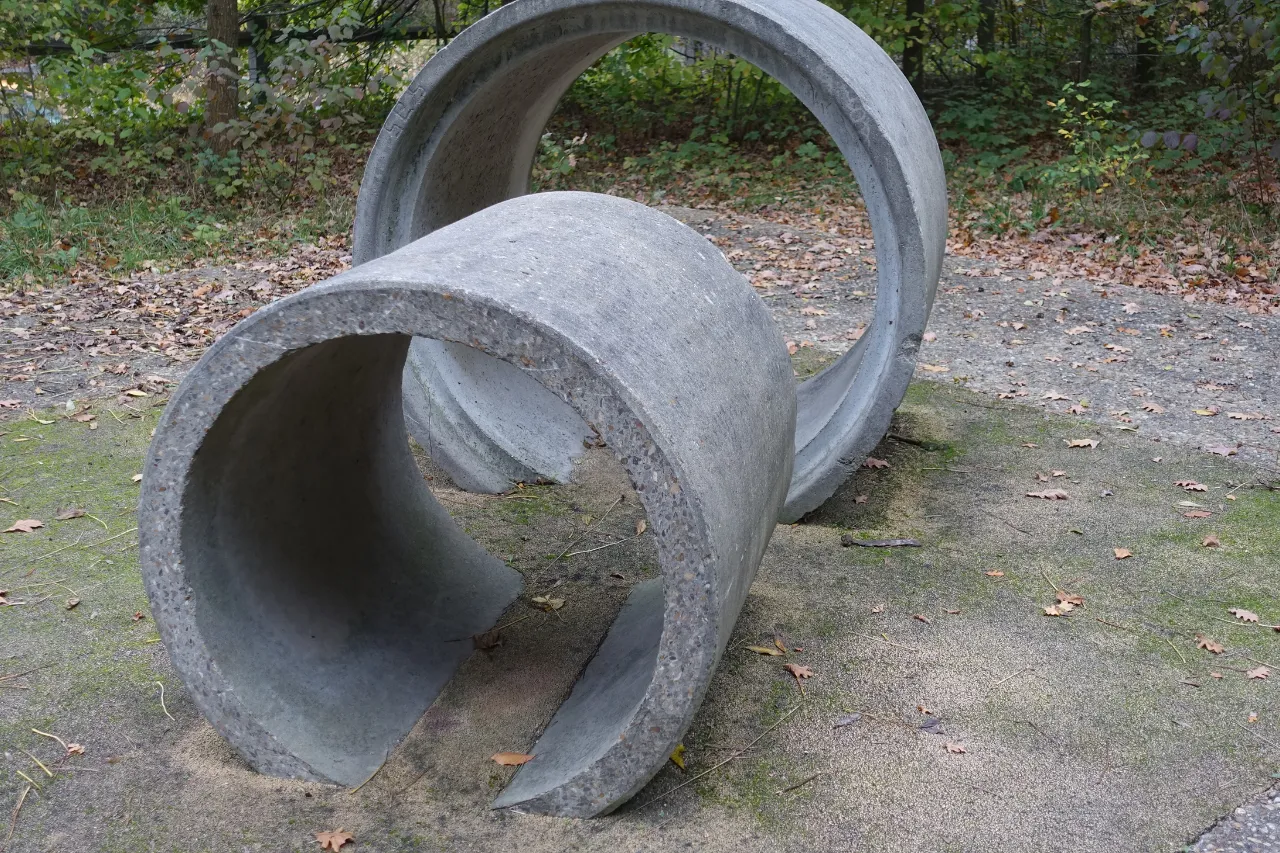 Tre grandi tubi di cemento in un bosco