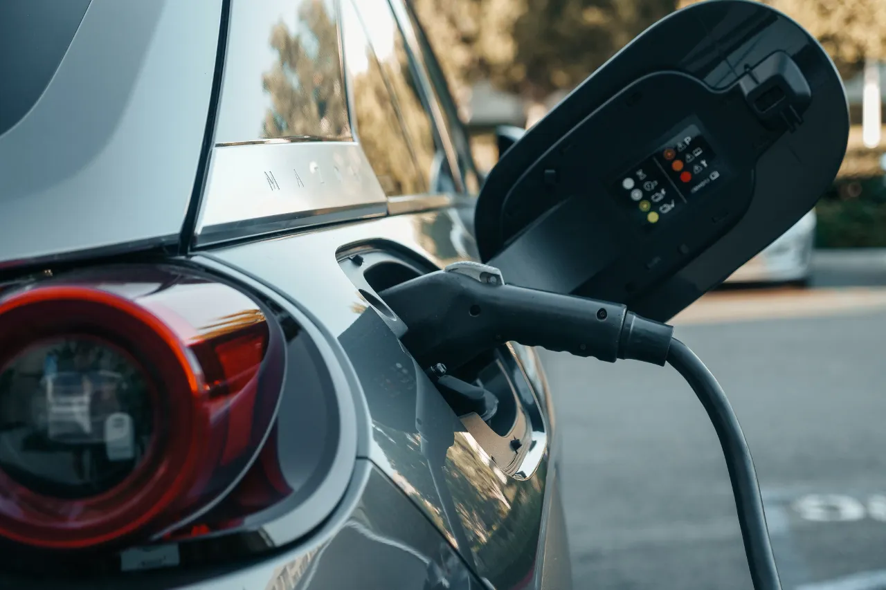 Auto elettrica in ricarica con connettore inserito