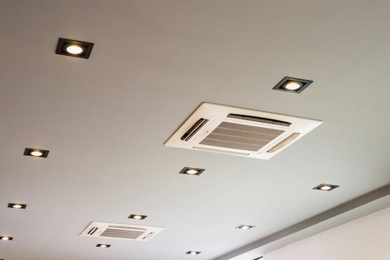 Soffitto con climatizzatori a cassetta e faretti incassati