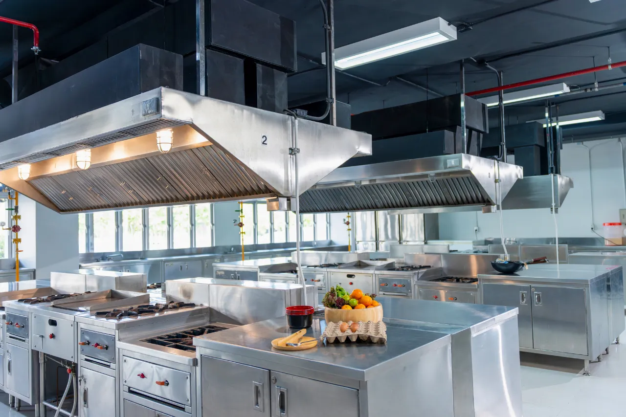 Cucina professionale in acciaio con cappe aspiranti