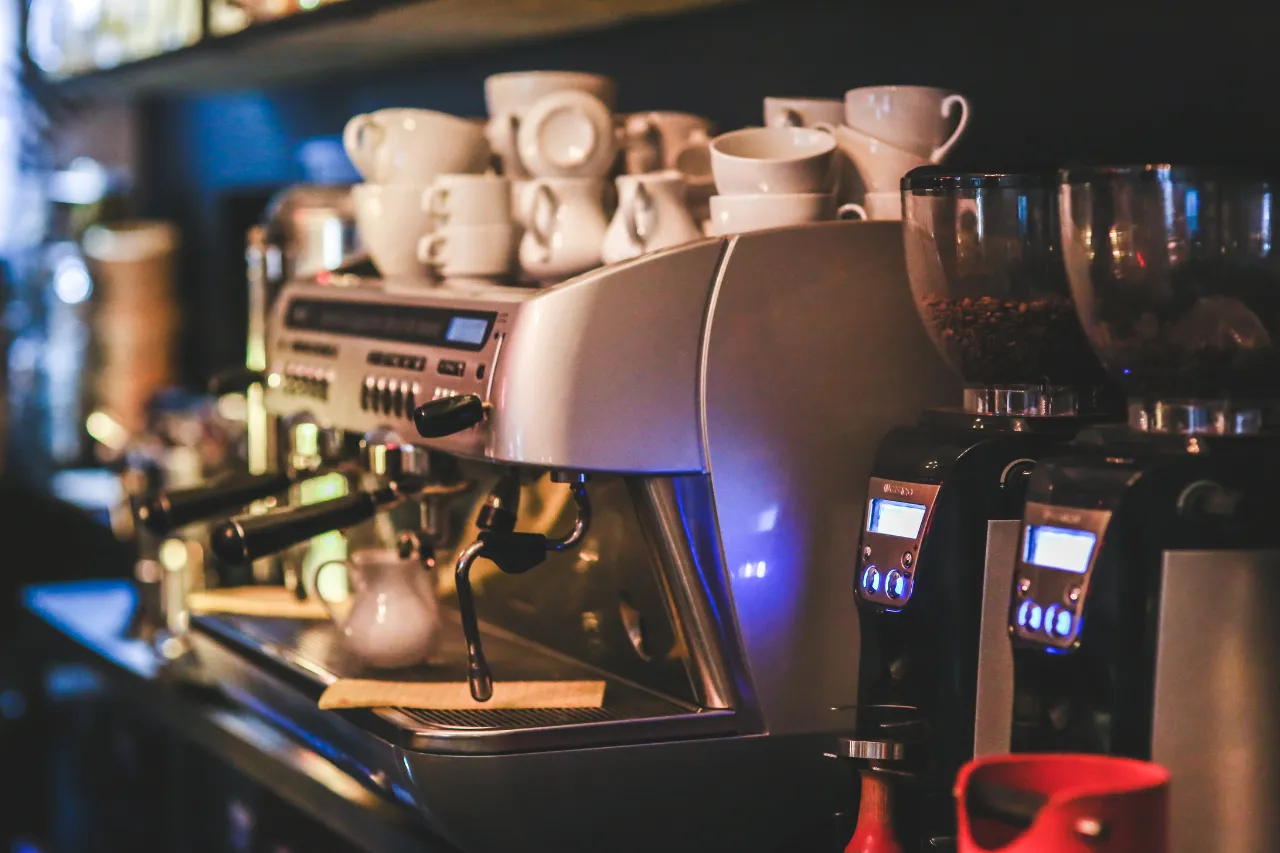Macchina espresso professionale con tazze e macinacaffè