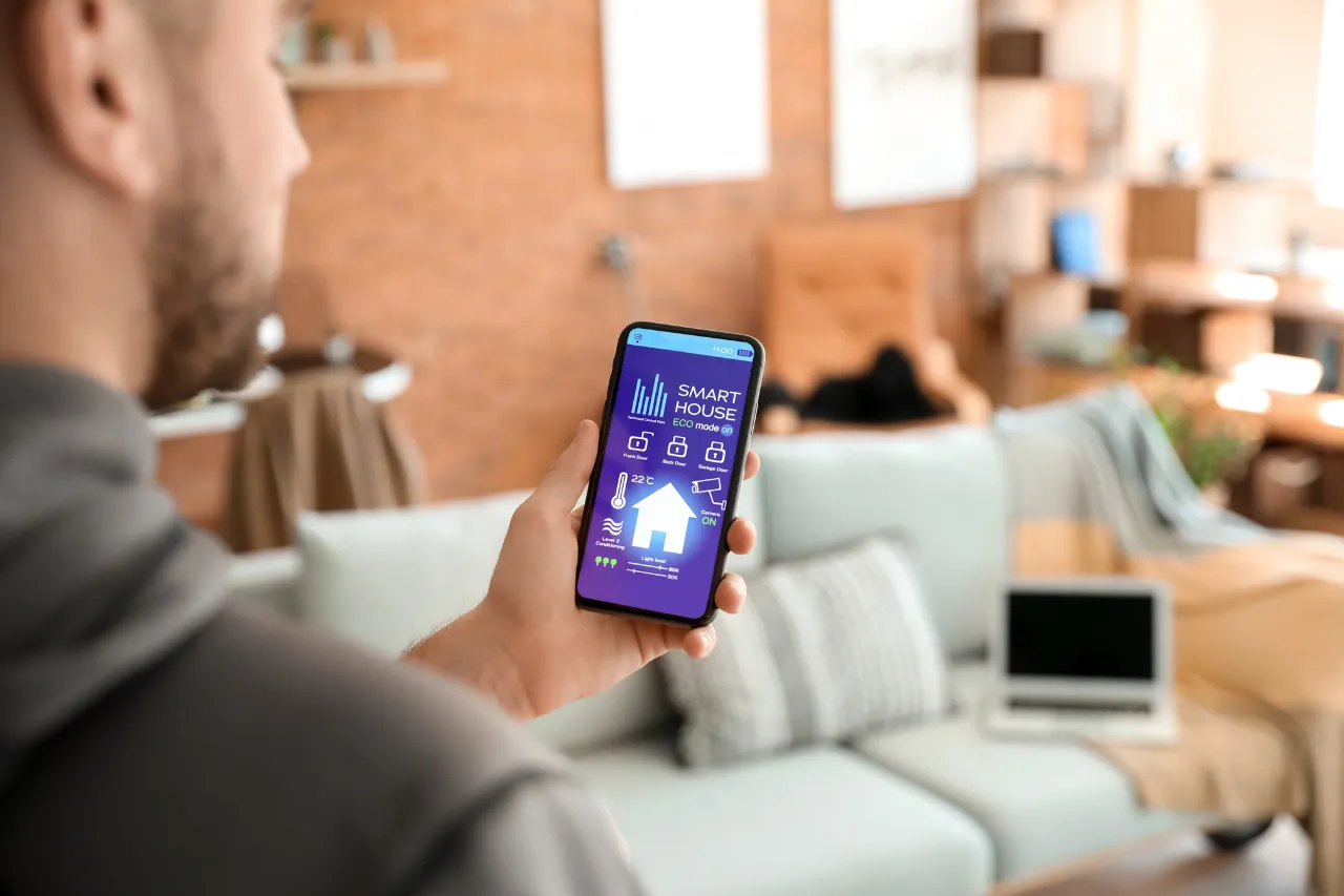 Uomo controlla smart home dallo smartphone