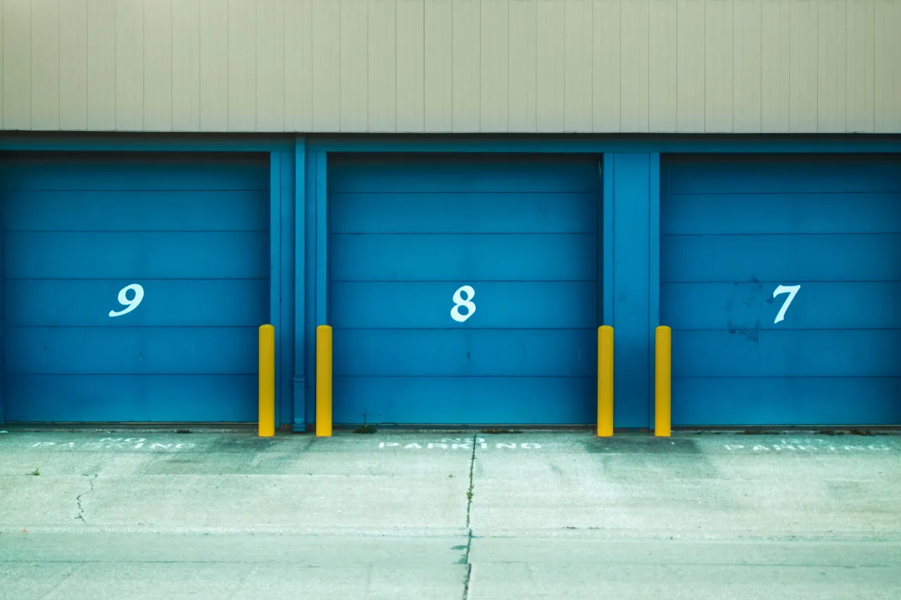 Portoni blu numerati 9, 8 e 7