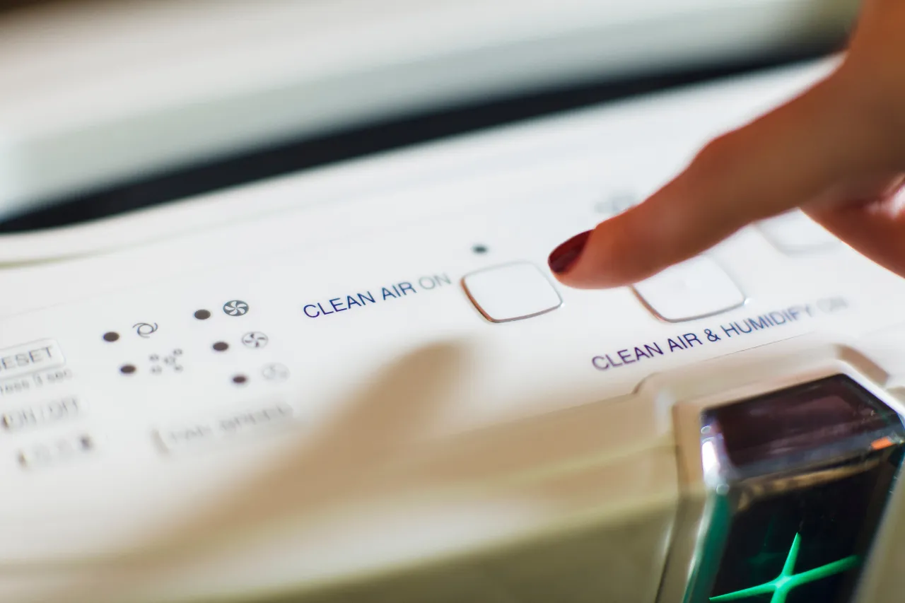 Dito attiva funzione purificazione aria su elettrodomestico