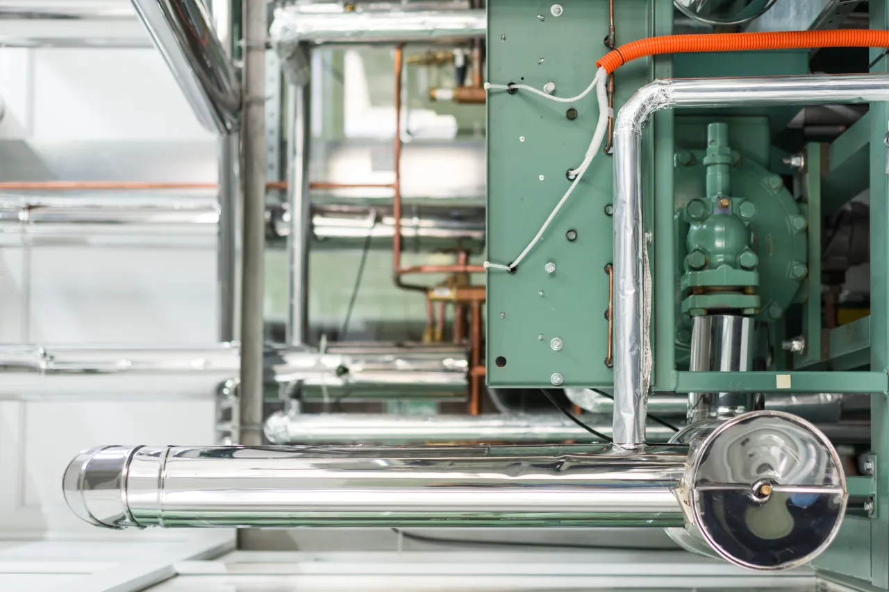 Tubazioni metalliche e compressore di un impianto industriale