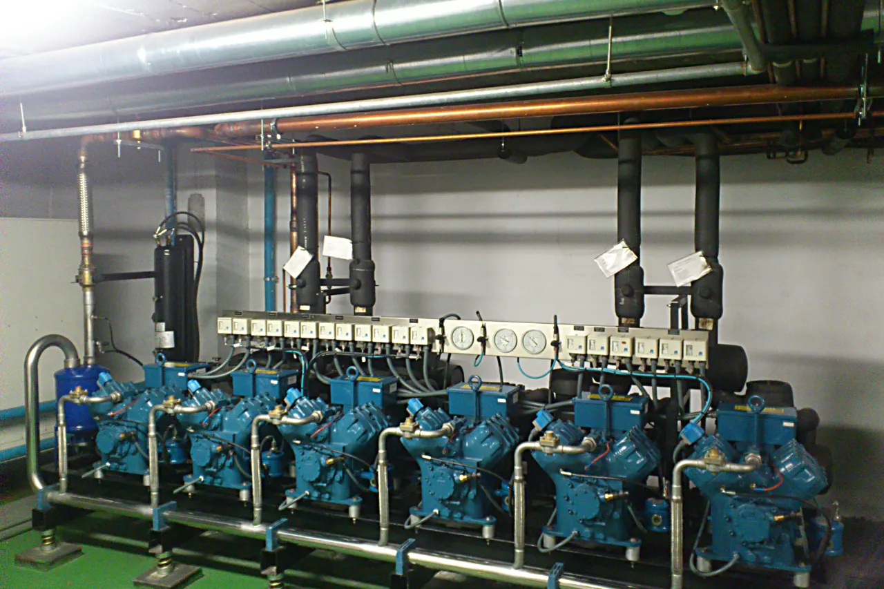 Compressori industriali blu in una sala tecnica