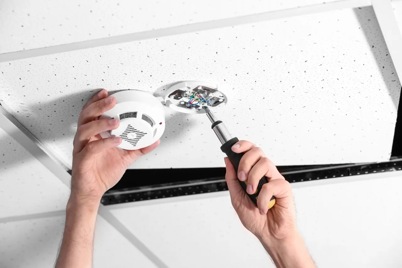 Installazione di un rilevatore di fumo al soffitto