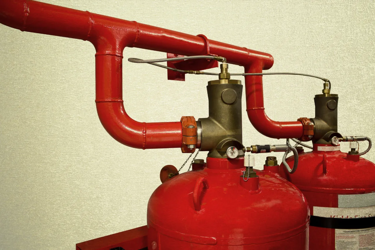 Impianto antincendio con tubazioni rosse e serbatoi