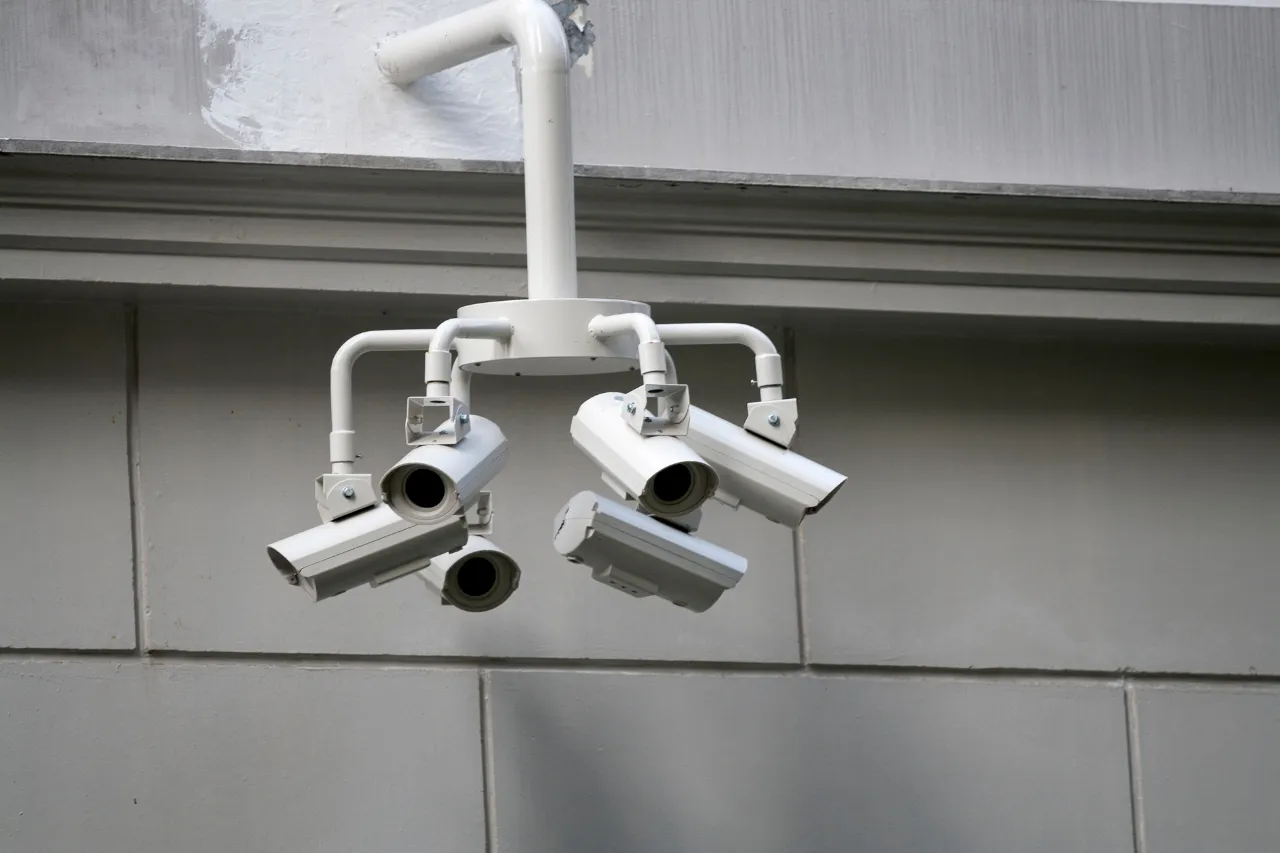 Quattro telecamere di videosorveglianza fissate a un soffitto