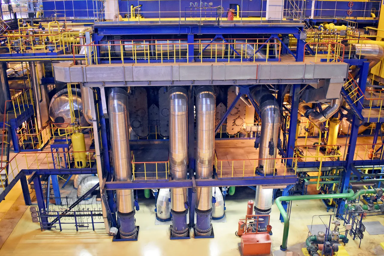 Impianto industriale con condotte metalliche e tubazioni colorate