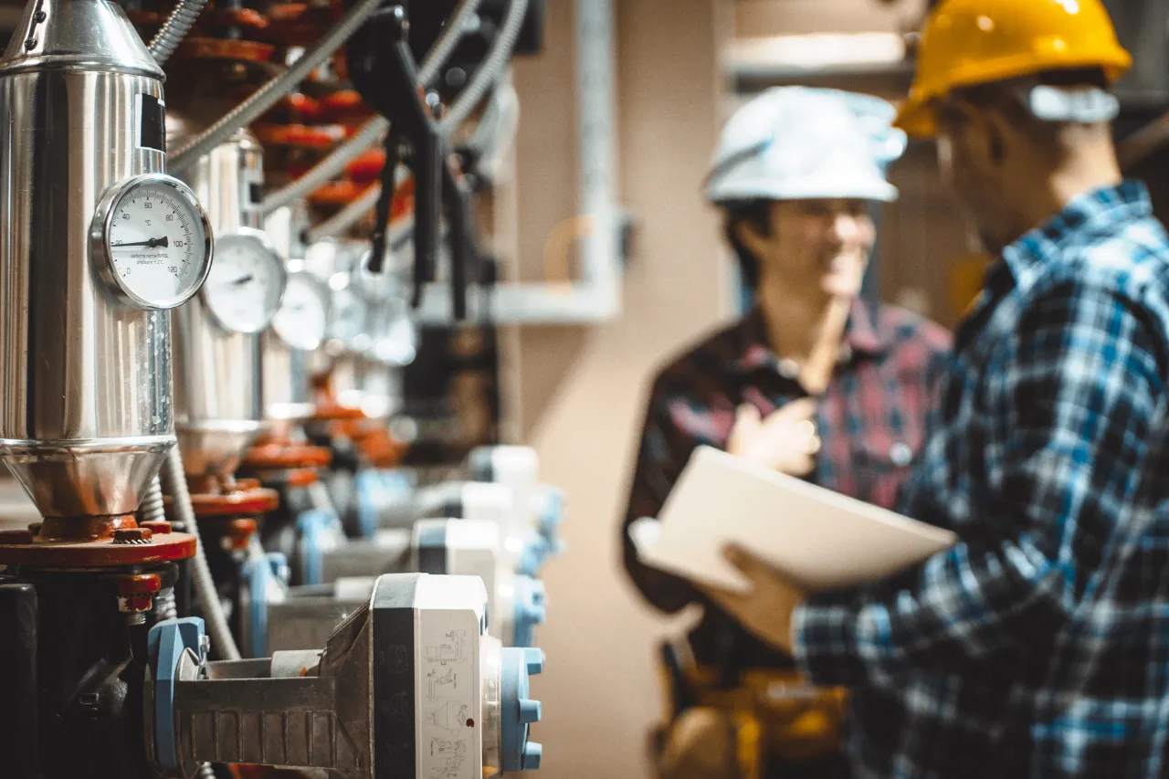 Tecnici controllano impianto industriale con manometri