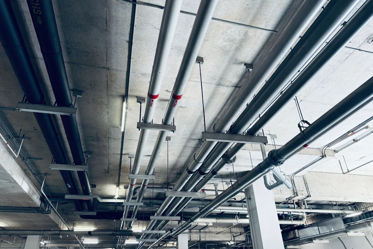 Rete di tubazioni industriali fissate al soffitto