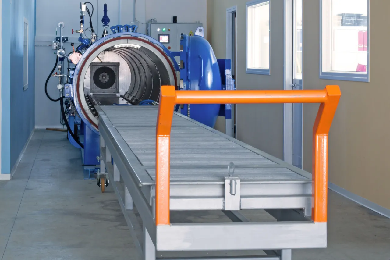 Autoclave industriale con carrello metallico in laboratorio