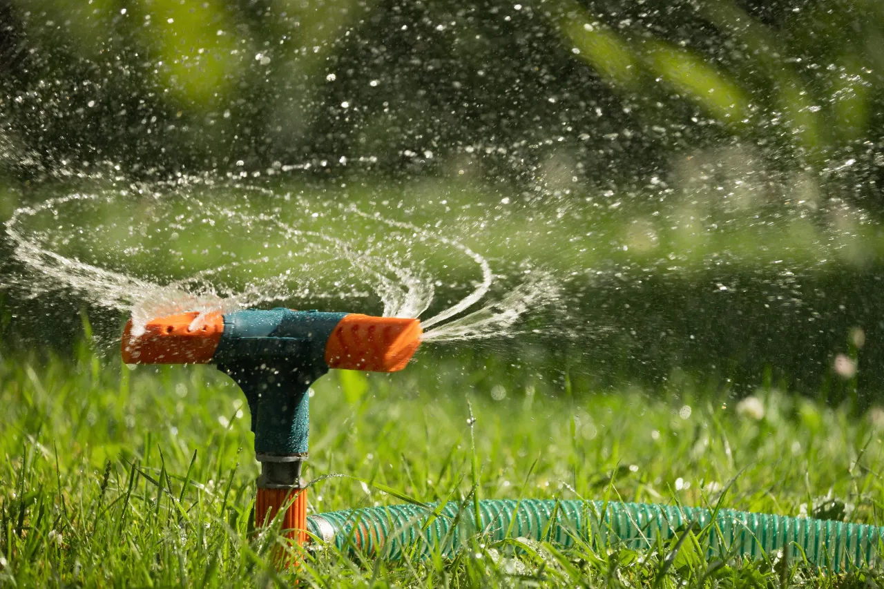 Irrigatore da giardino spruzza acqua sul prato