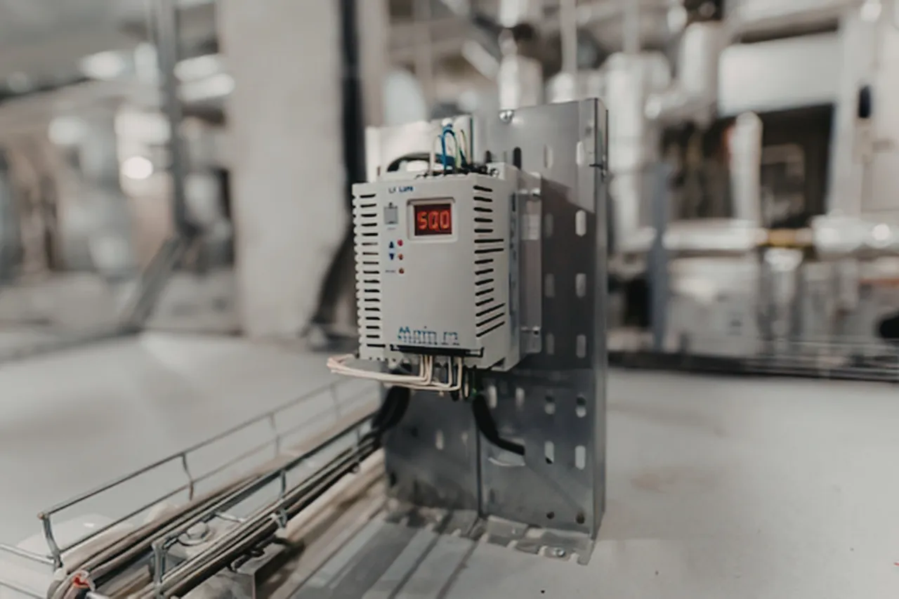 Regolatore elettronico montato su impianto industriale