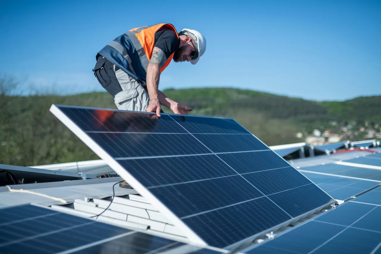 Tecnico installa pannello solare su tetto