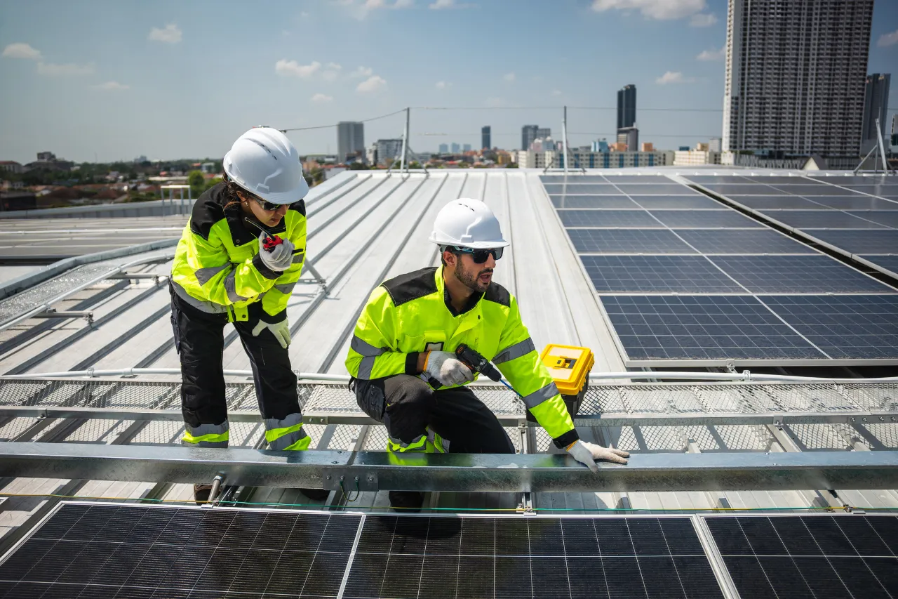 Tecnici installano pannelli solari su un tetto urbano