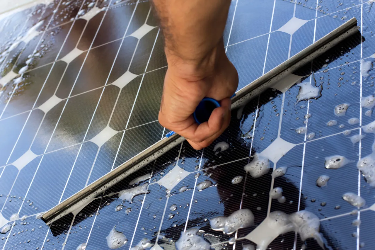 Pulizia di un pannello solare con tergivetro