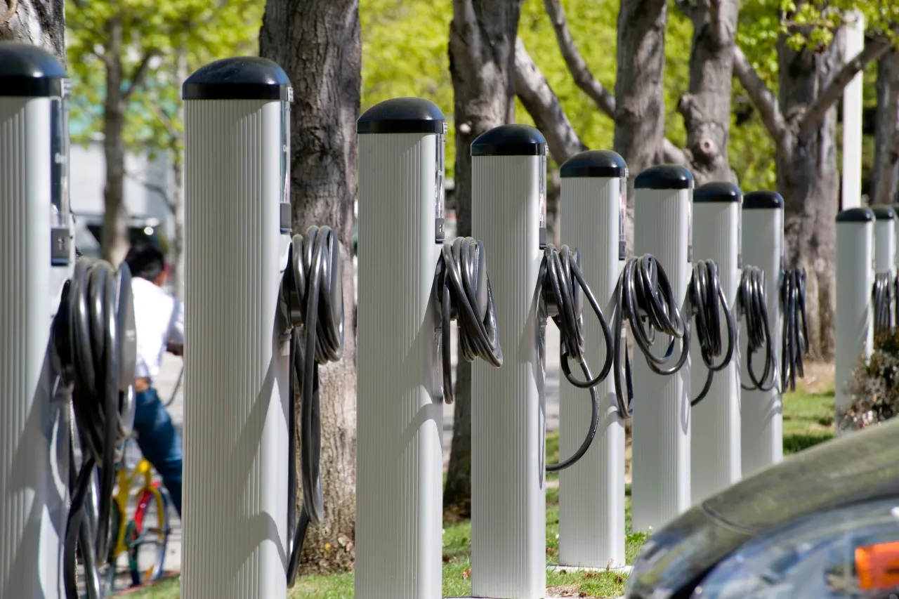 Fila di colonnine di ricarica per auto elettriche