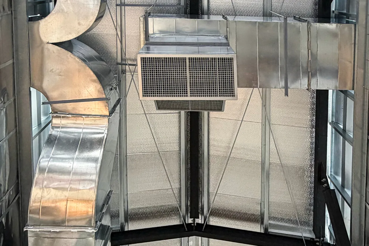 Condotti metallici di un impianto di ventilazione industriale