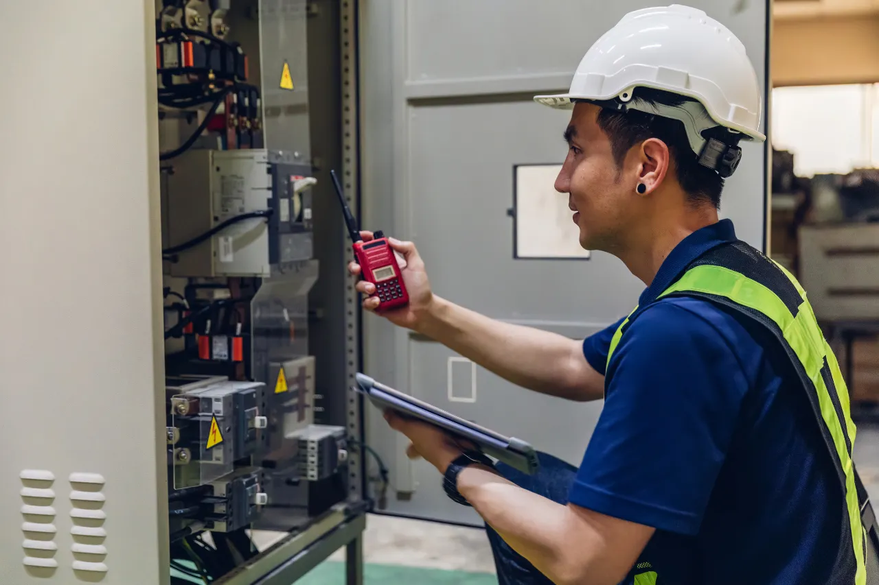 Tecnico controlla un quadro elettrico industriale