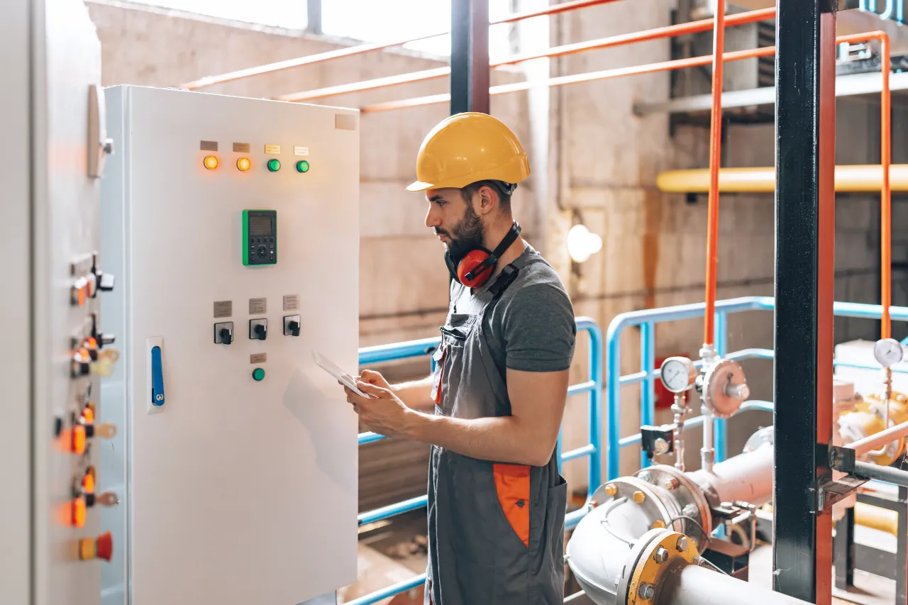 Tecnico controlla quadro elettrico in impianto industriale