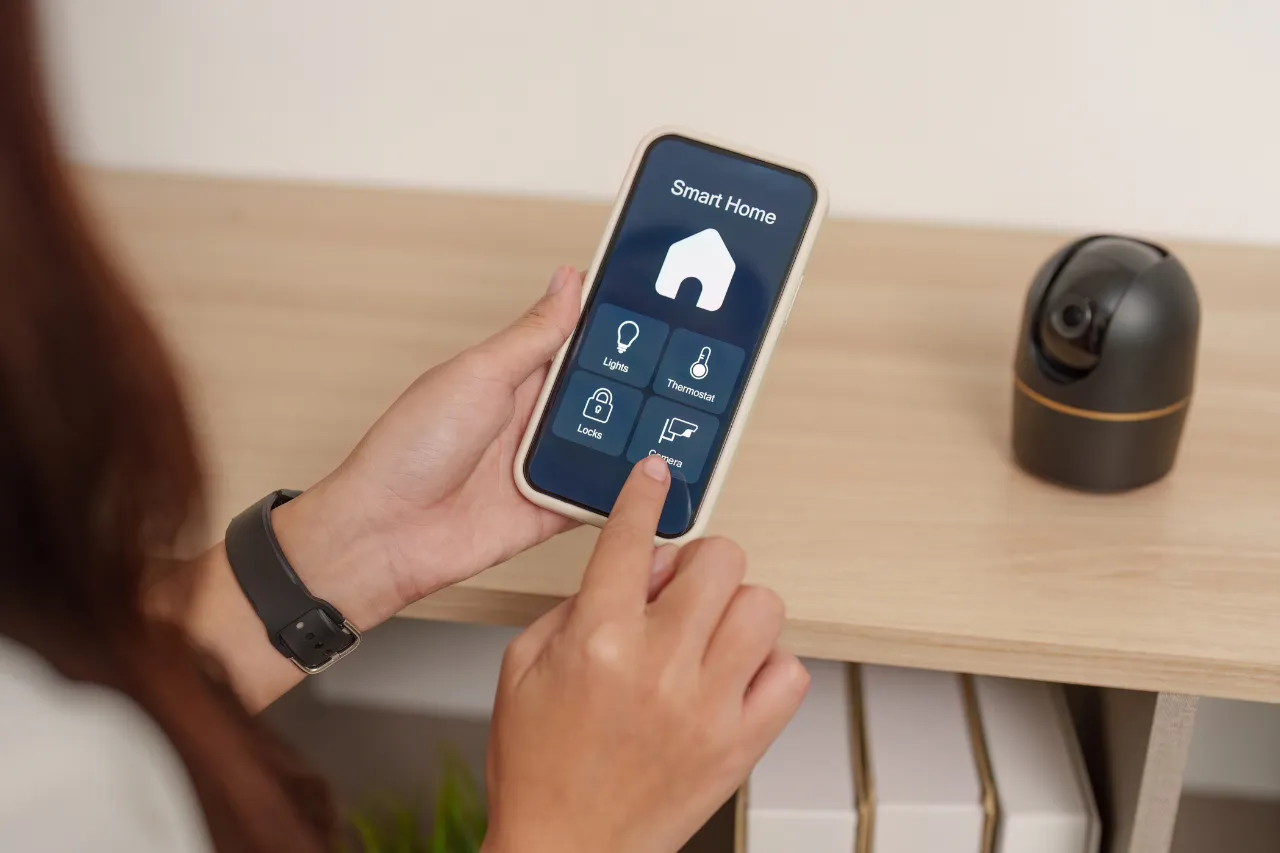 Smartphone con app domotica e telecamera sicurezza
