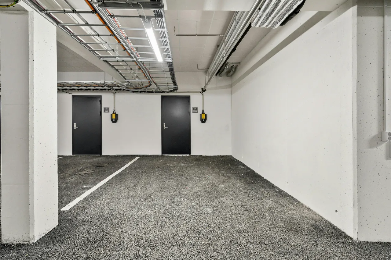 Garage sotterraneo con due porte nere