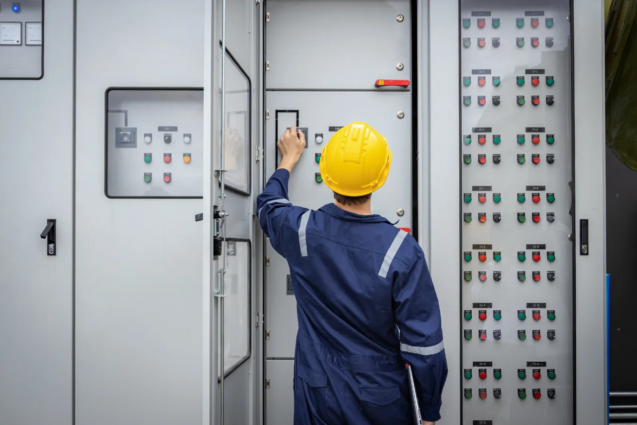 Tecnico controlla un quadro elettrico industriale