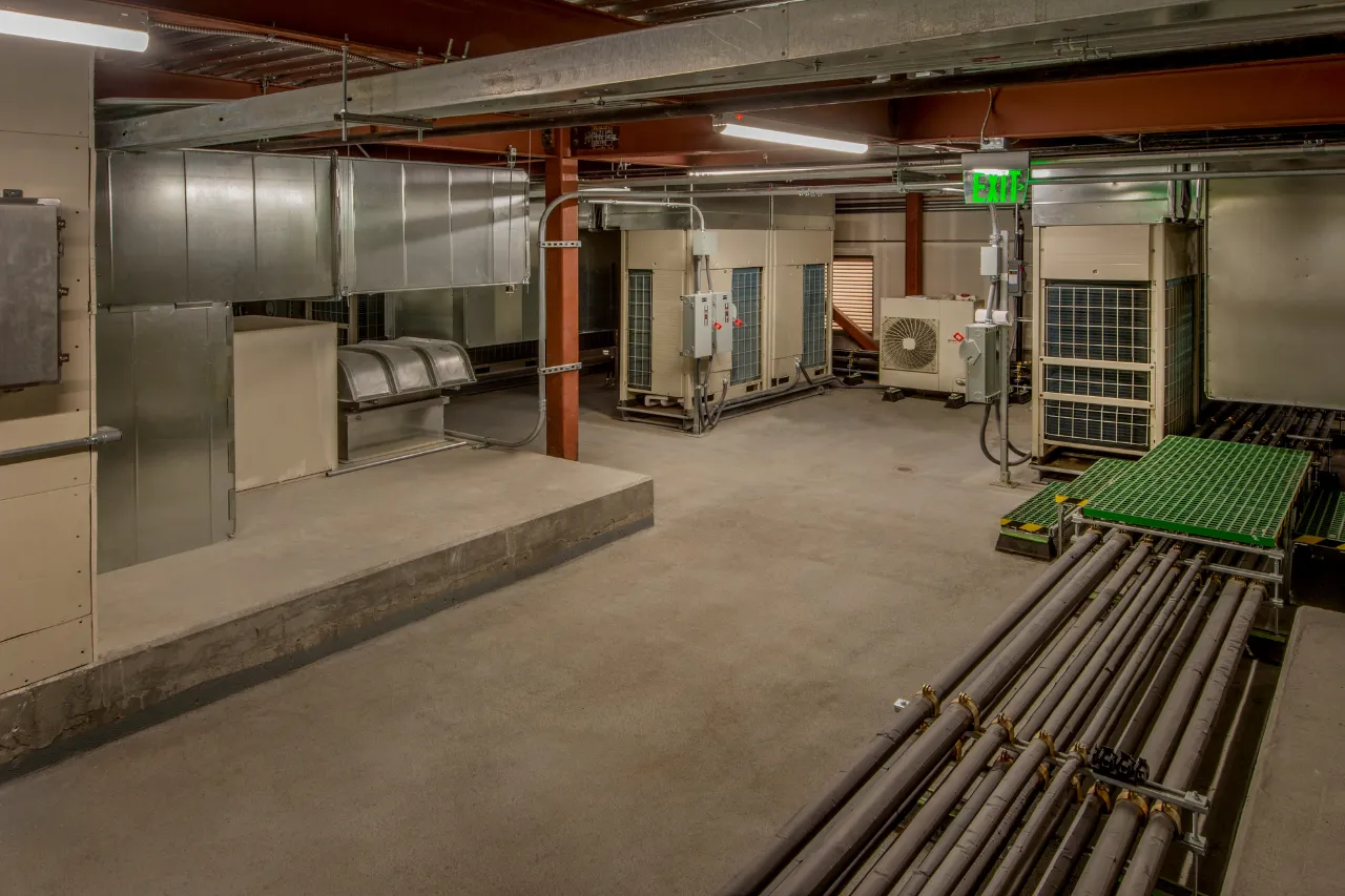 Locale tecnico con impianti HVAC, condotte e tubazioni industriali