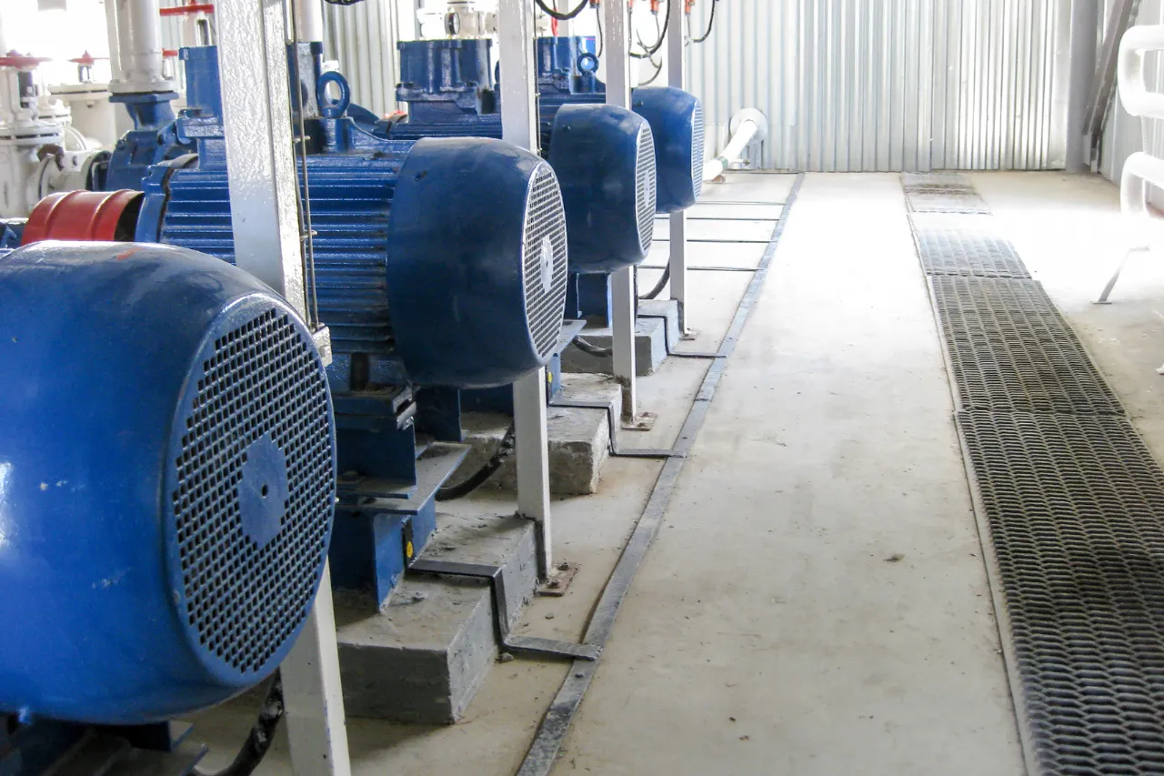 Fila di motori elettrici blu in impianto industriale