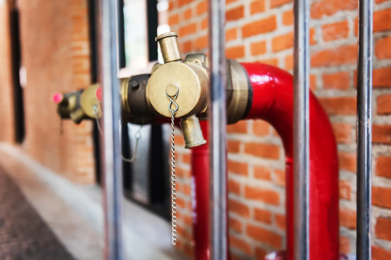 Valvola antincendio in ottone su tubazione rossa
