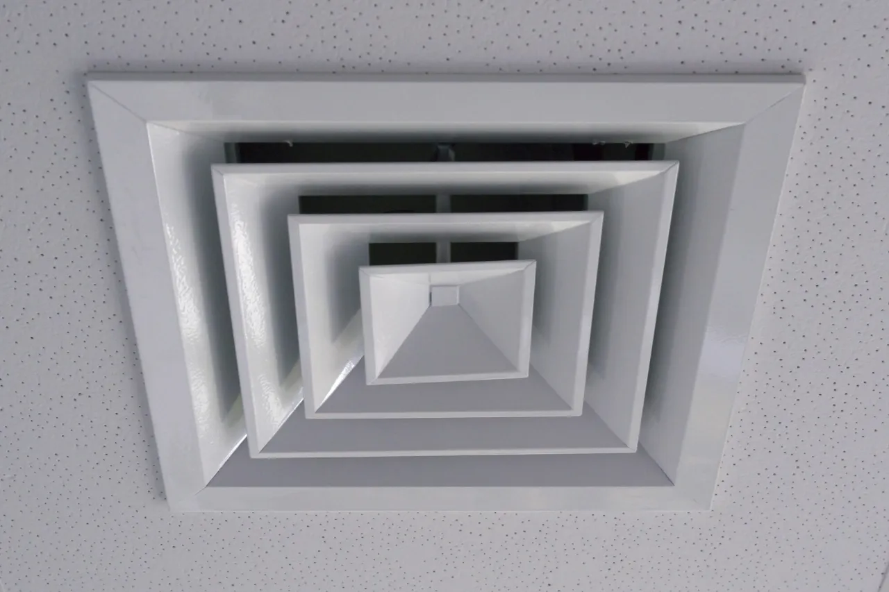 Griglia di ventilazione quadrata bianca sul soffitto