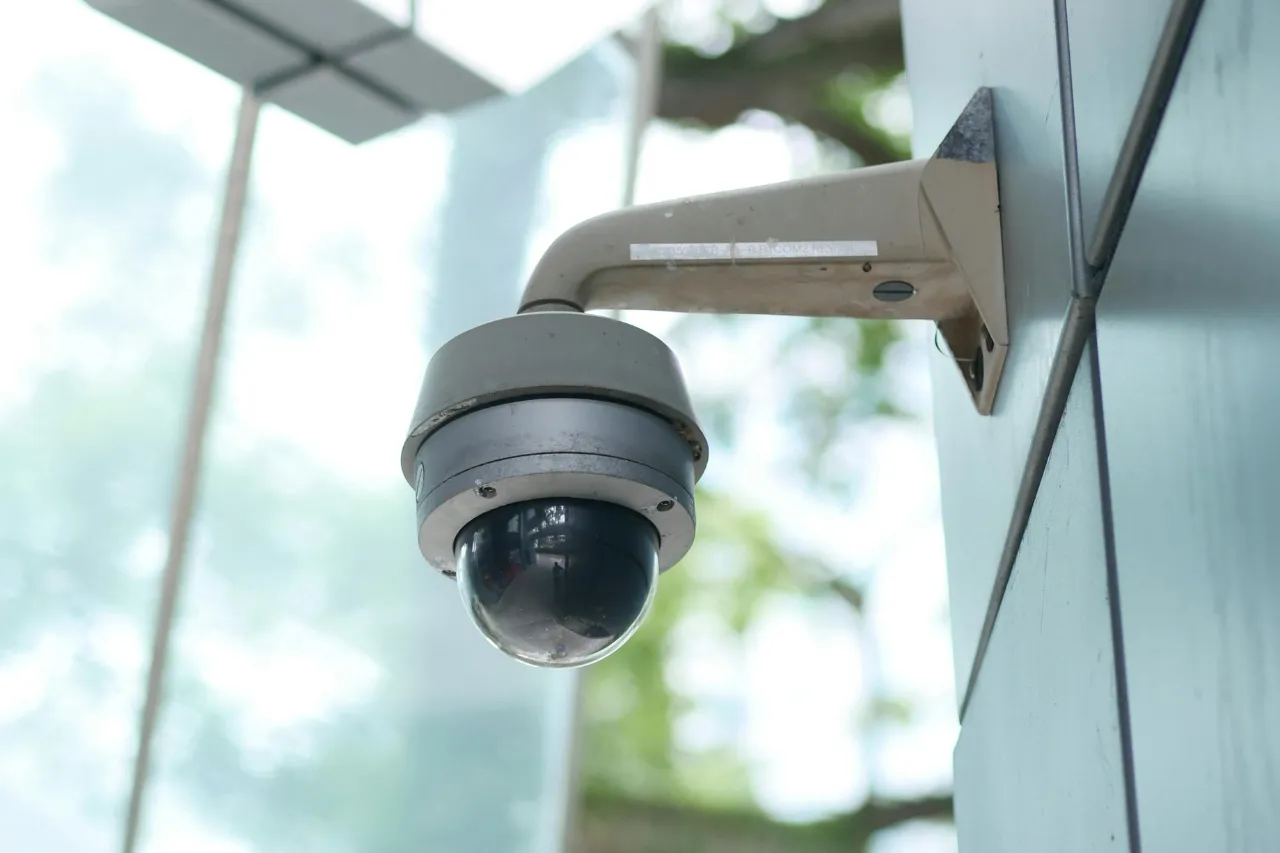Telecamera di sorveglianza montata su una parete esterna