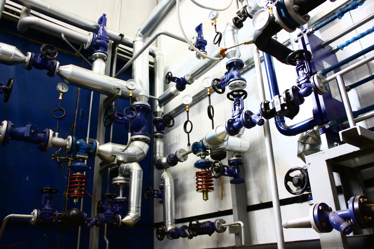 Rete industriale di tubazioni, valvole e manometri