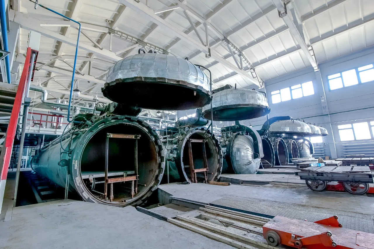 Autoclavi industriali aperte in un grande stabilimento