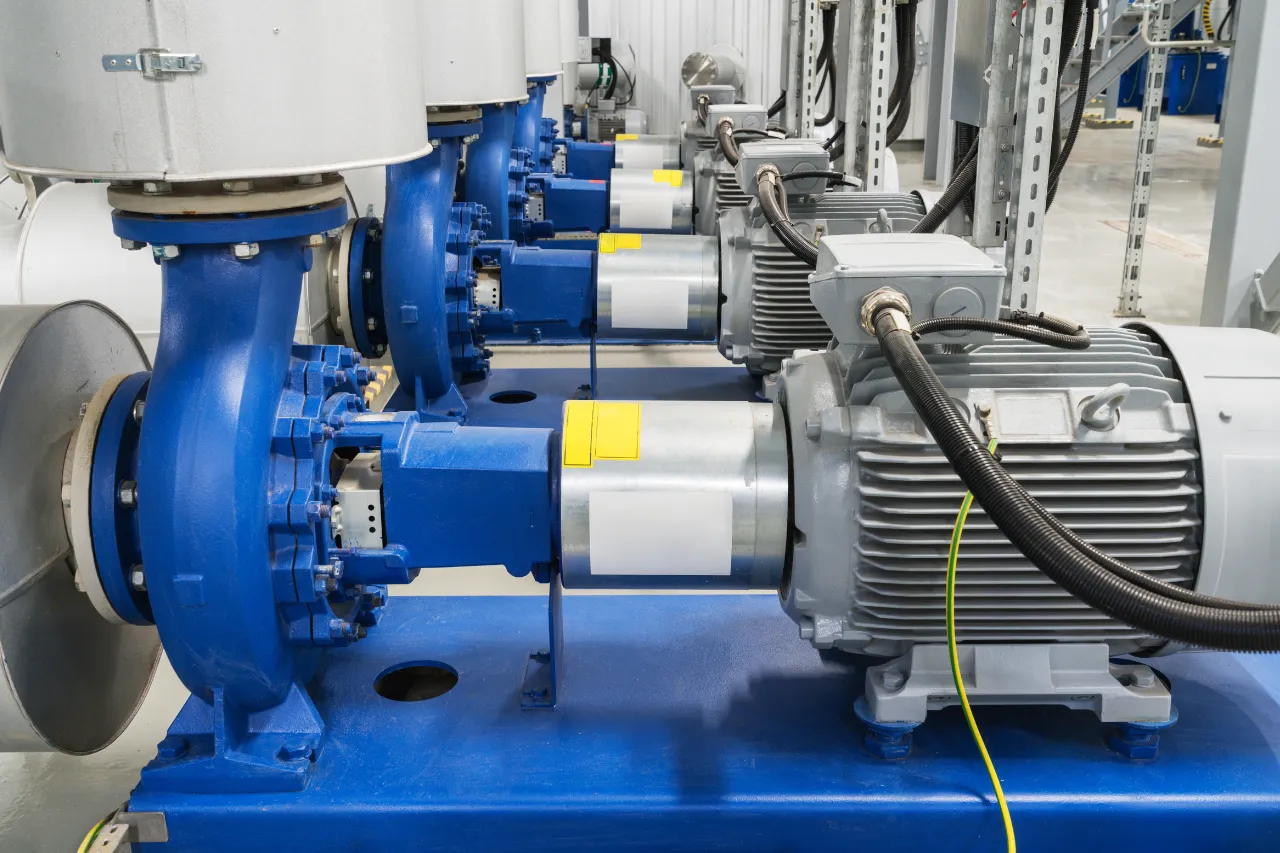Pompe industriali blu con motori elettrici in impianto