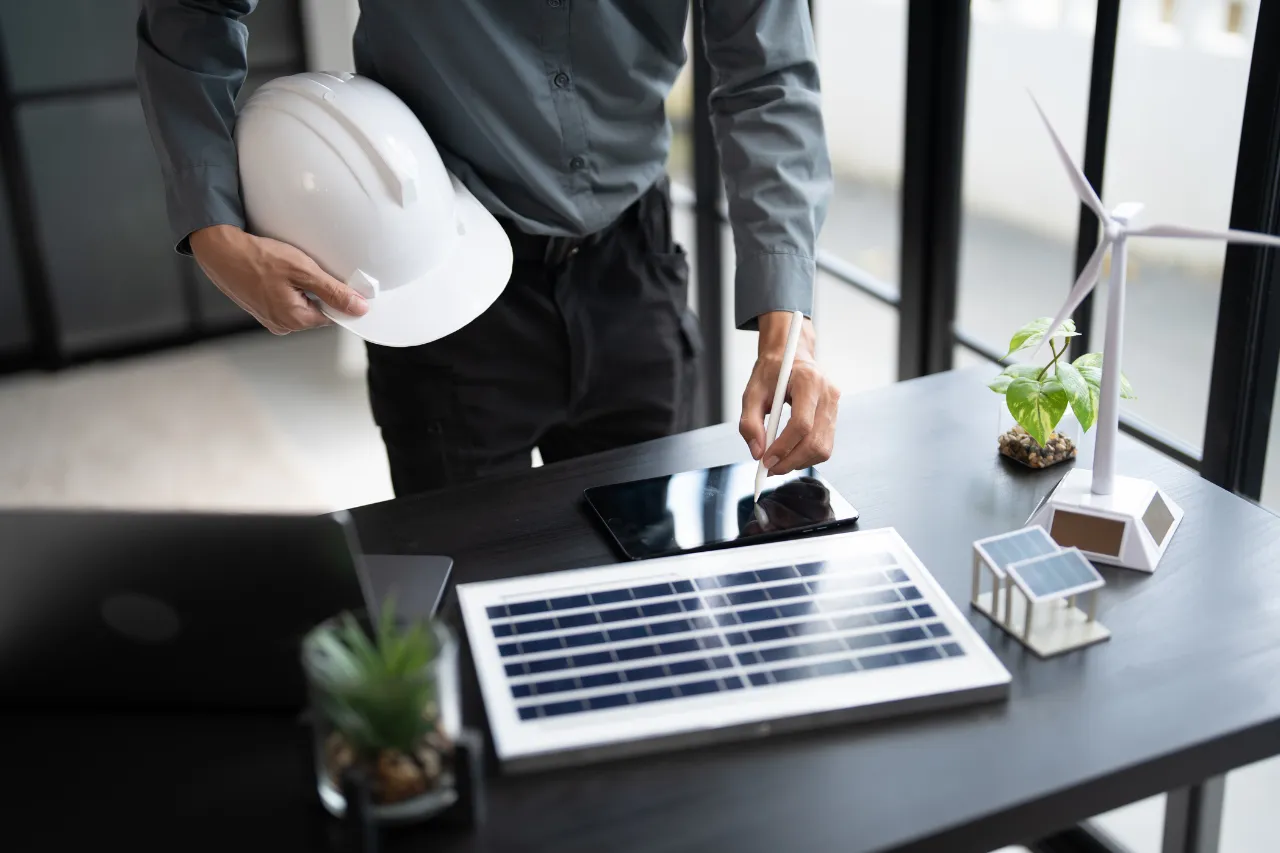 Ingegnere progetta impianto solare ed eolico su tablet