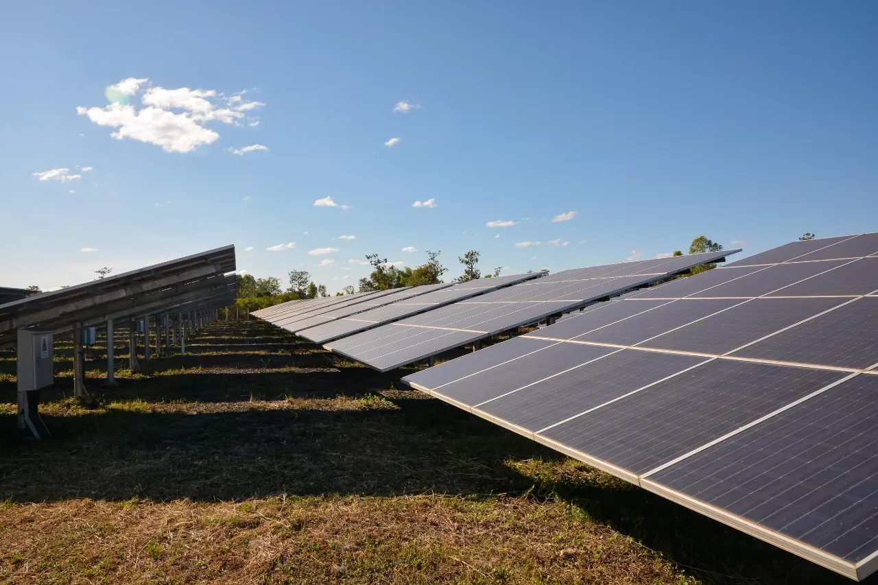 Impianto fotovoltaico a terra sotto cielo azzurro