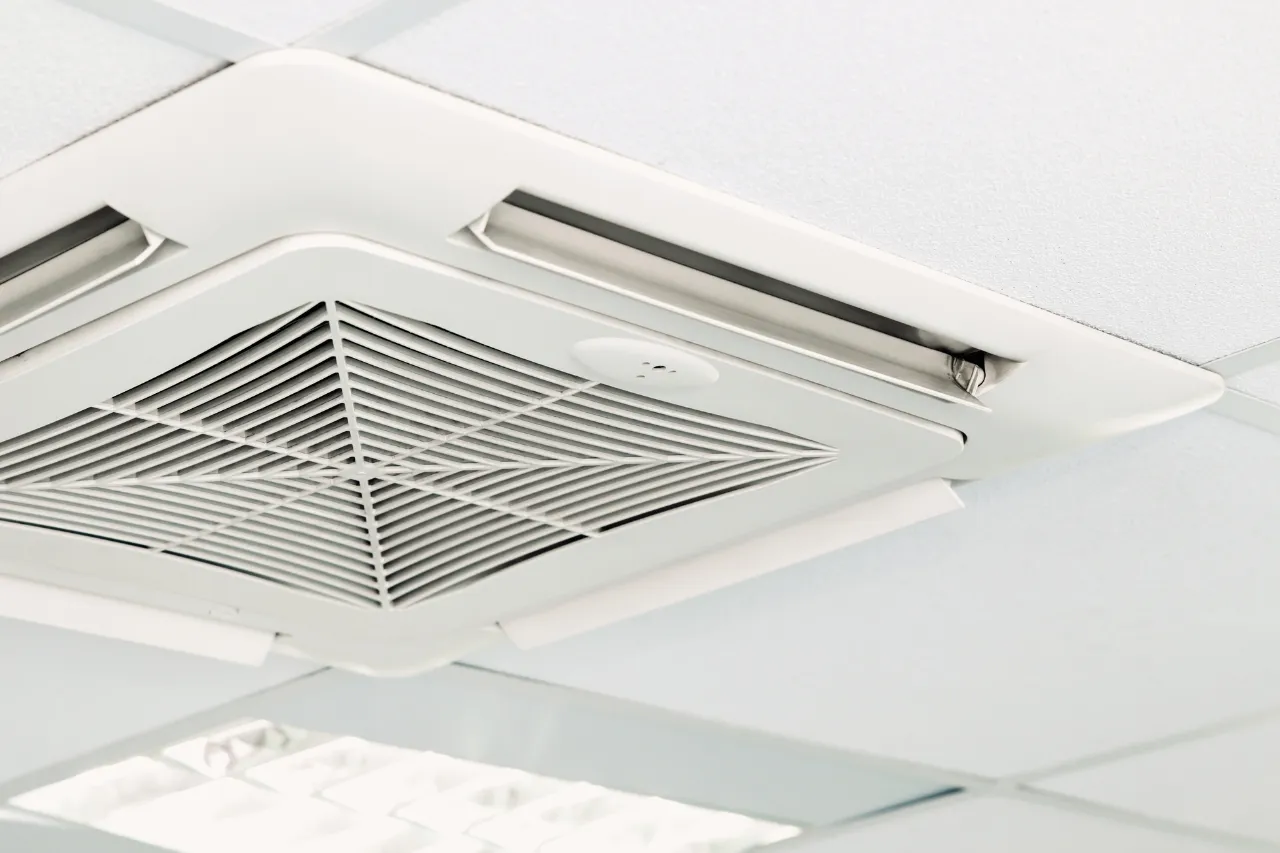 Bocchetta di ventilazione a soffitto in ufficio