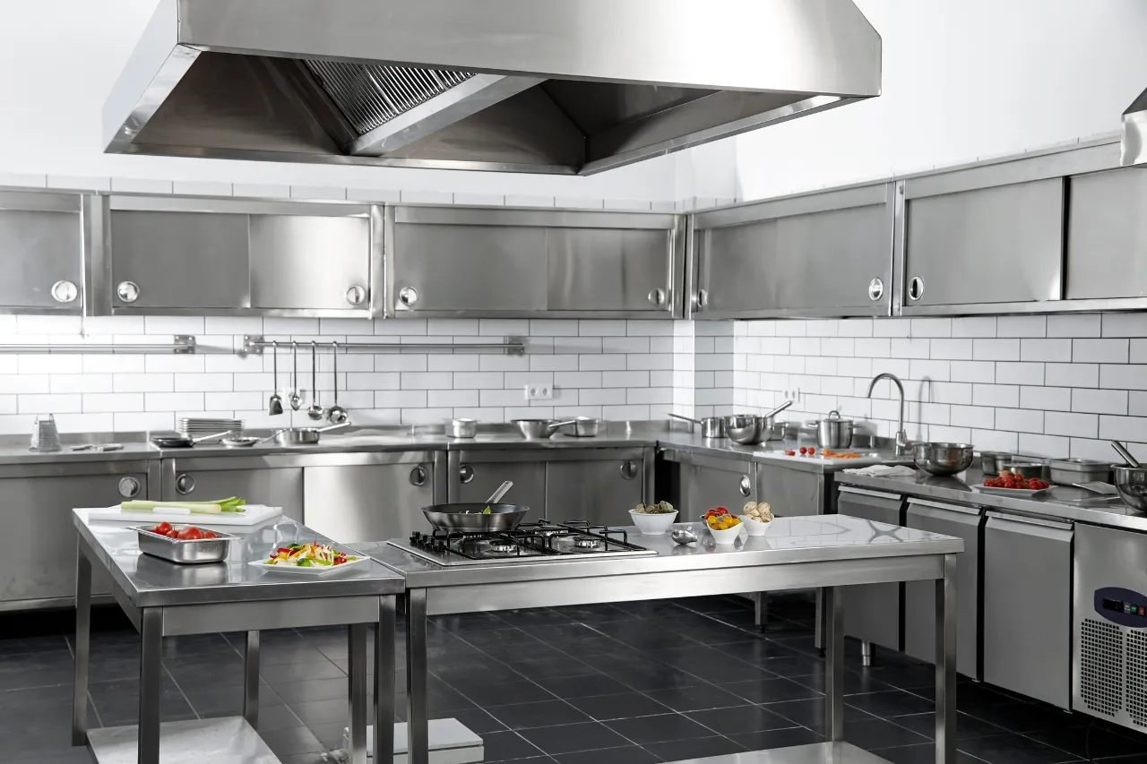 Cucina professionale in acciaio inox con cappa aspirante